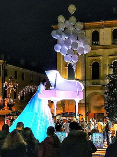 Spettacoli di piazza - pianoforte volante