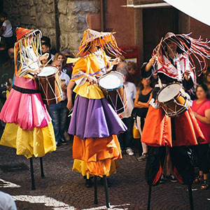 Parata musicale sui trampoli